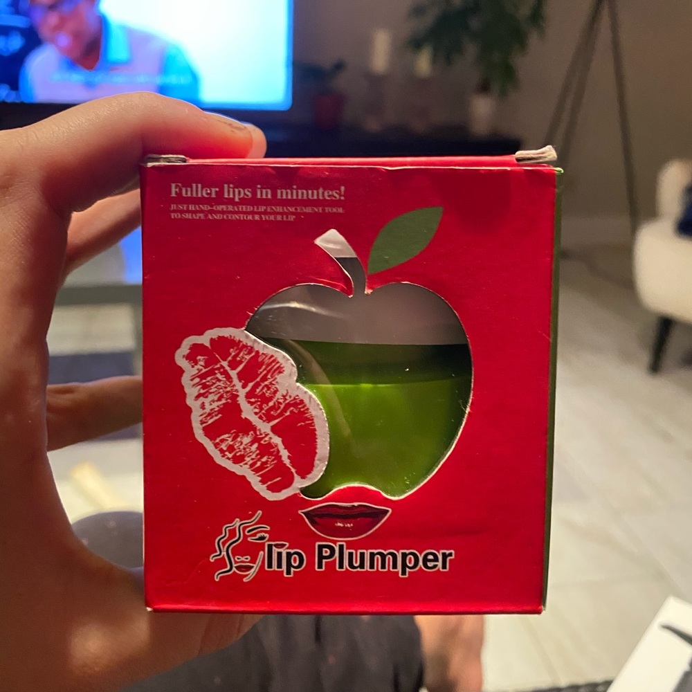 Lip plumper enhancement device